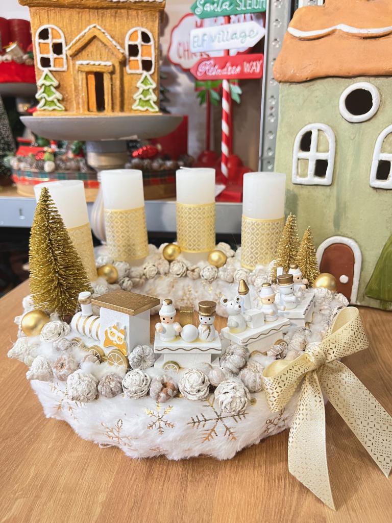 Adventi koszorú arany-fehér vonattal 1