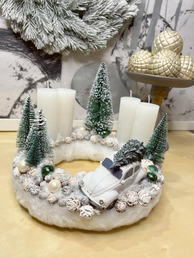 Adventi koszorú fehér autóval 1