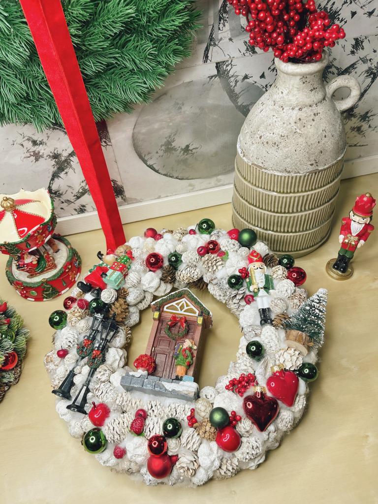 Karácsonyi kavalkád piros-zöld-fehér színben, adventi kopogtató ajtóra 35cm 1