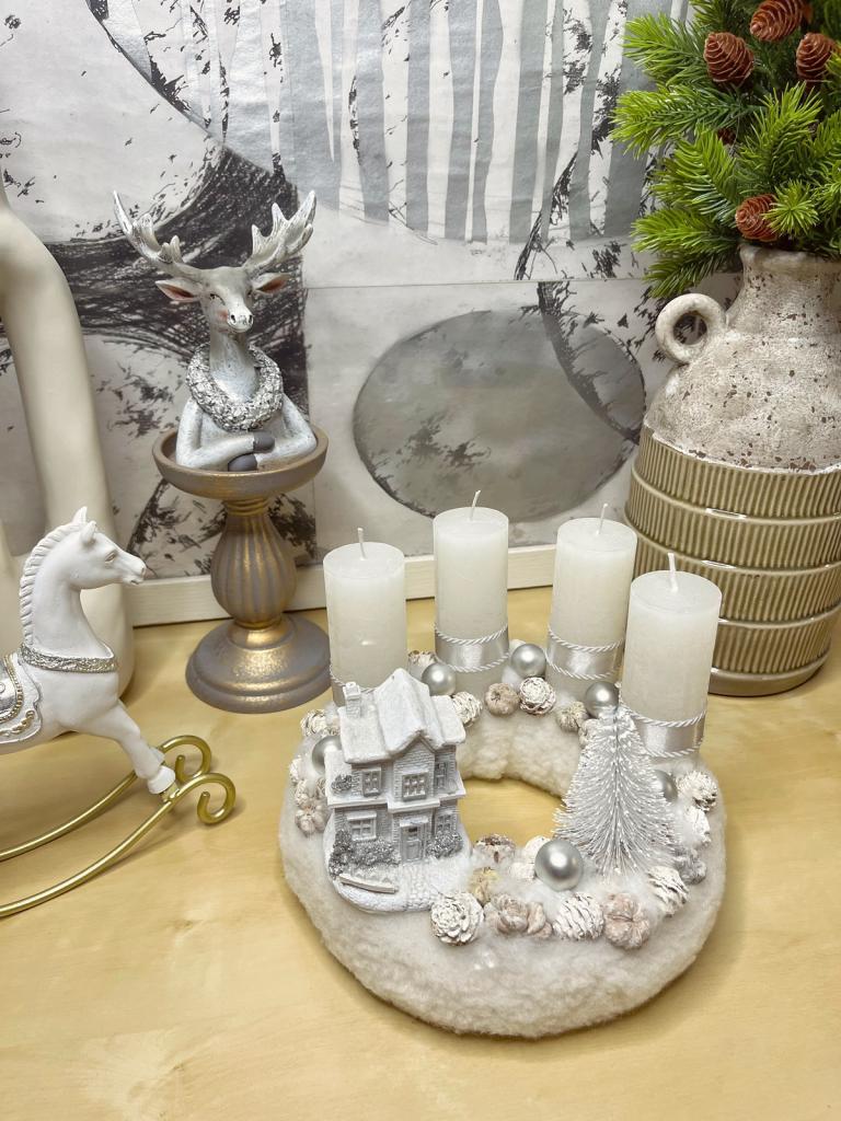 Adventi koszorú fehér házzal. 1