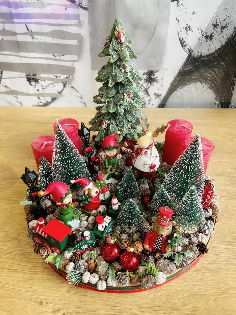 Piros-zöld adventi koszorú manóváros 35x27cm 1