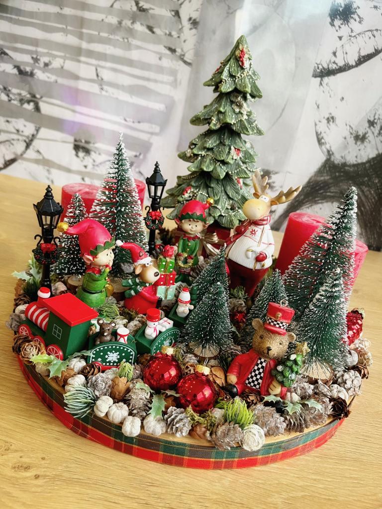 Piros-zöld adventi koszorú manóváros 35x27cm 1