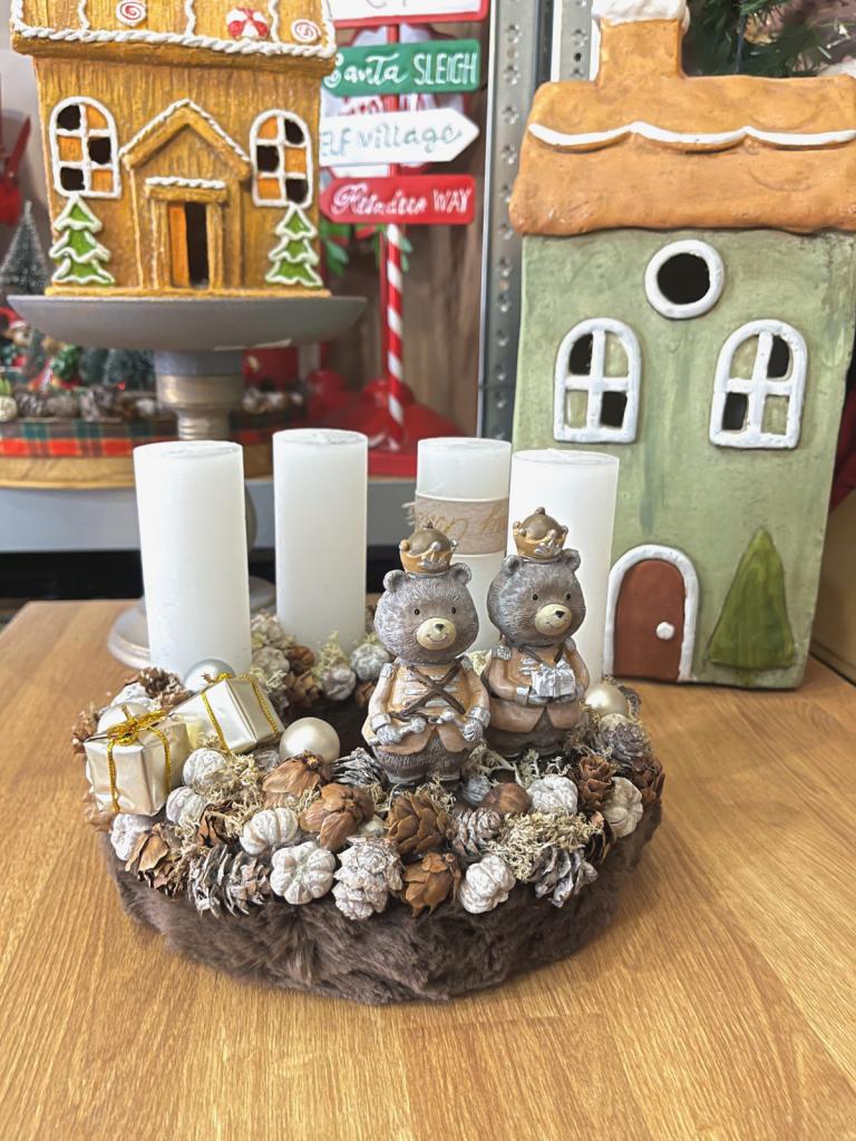 Adventi koszorú maci királyi párral, barna-fehér, 24cm 1