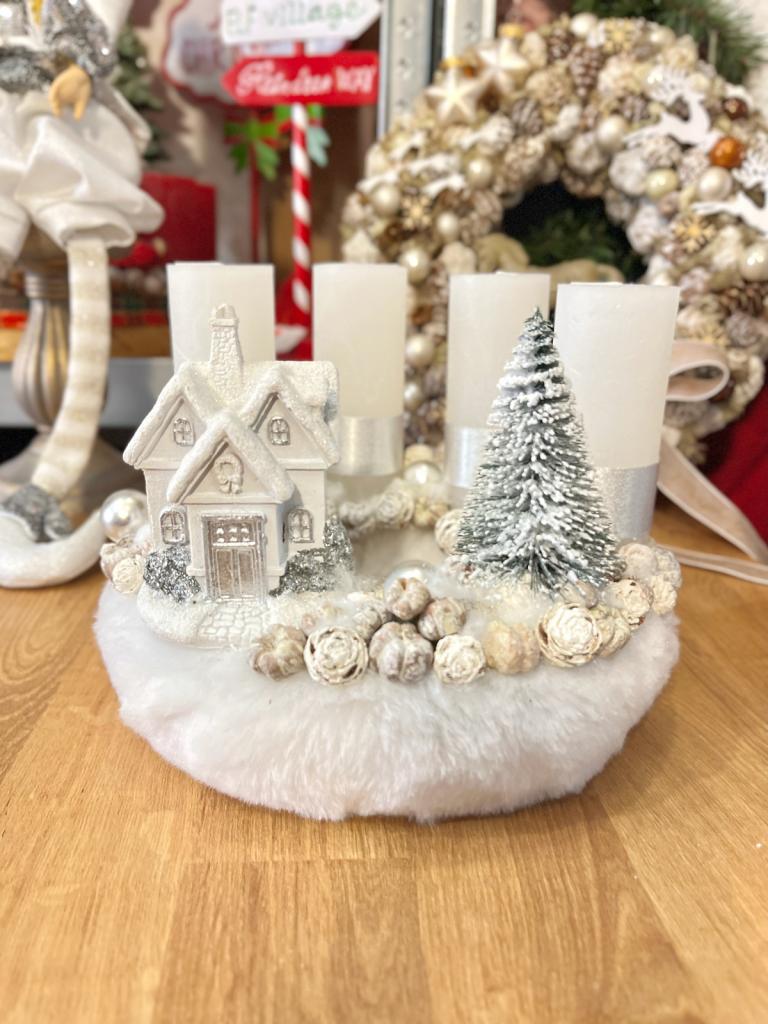 Adventi koszorú havas házikóval, ezüst-fehér, 24cm 1
