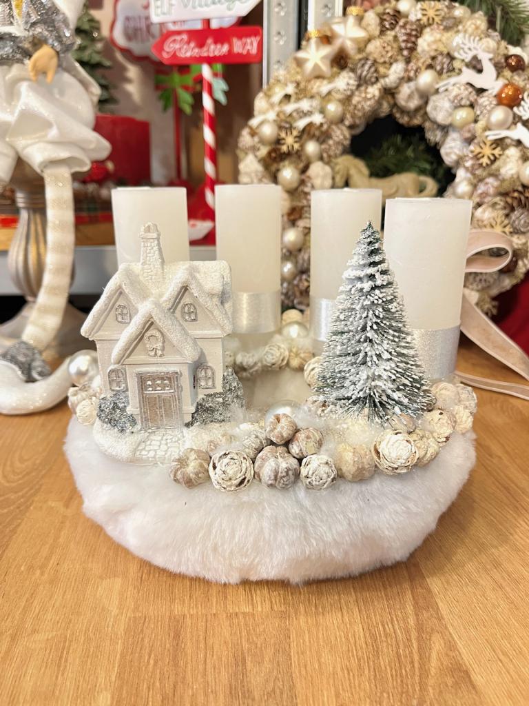 Adventi koszorú havas házikóval, ezüst-fehér, 24cm 1