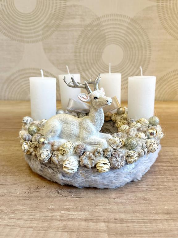Ezüst-fehér adventi koszorú szarvassal