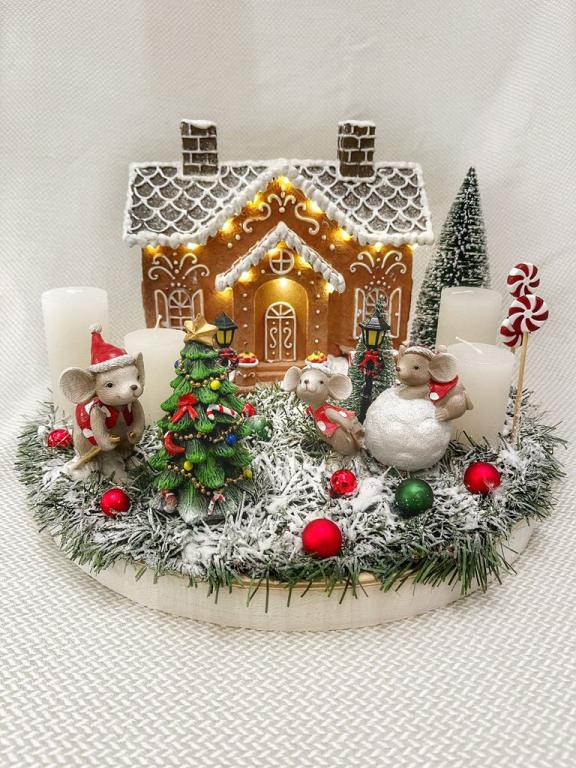 Mézeskalácsház adventi koszorú egérrel