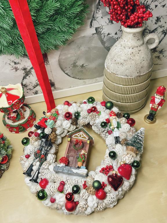 Karácsonyi kavalkád piros-zöld-fehér színben, adventi kopogtató ajtóra 35cm