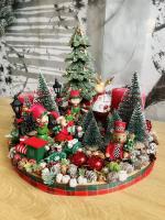 Piros-zöld adventi koszorú manóváros 35x27cm 3