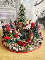 Piros-zöld adventi koszorú manóváros 35x27cm 5