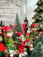 Piros-zöld adventi koszorú manóváros 35x27cm 8
