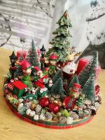 Piros-zöld adventi koszorú manóváros 35x27cm 10