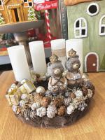 Adventi koszorú maci királyi párral, barna-fehér, 24cm 5