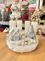 Adventi koszorú havas házikóval, ezüst-fehér, 24cm 4